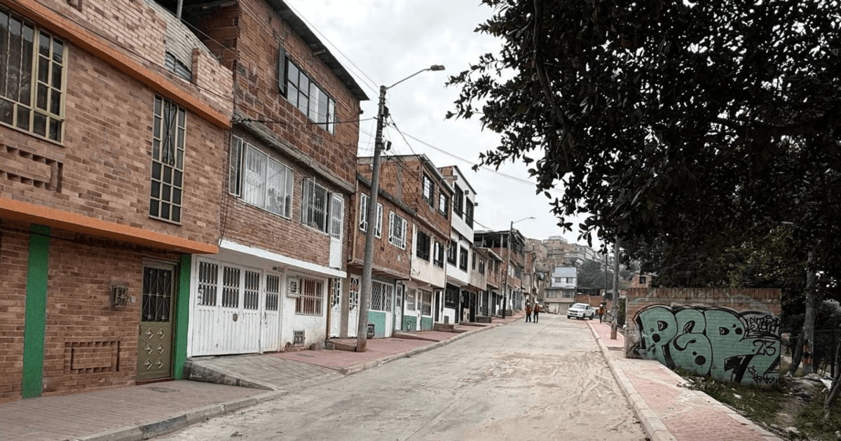 Foto que muestra una calle y casas 