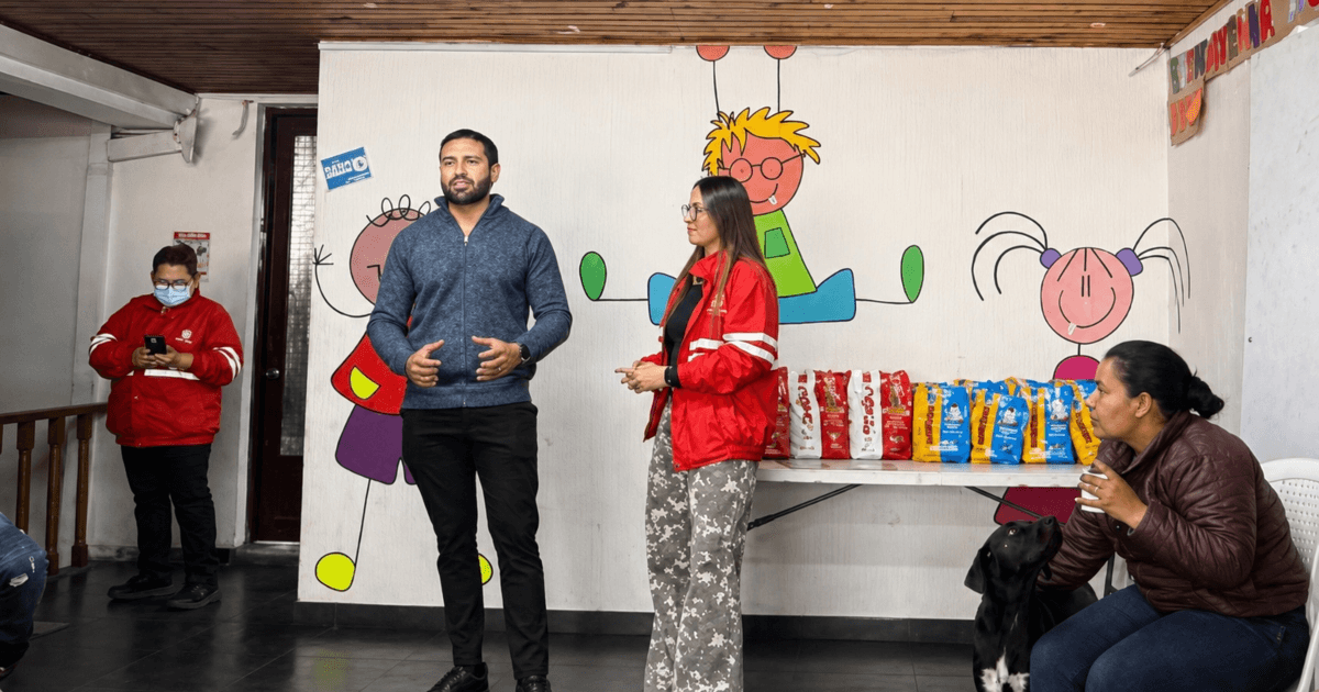 Foto que muestra varias personas hablando 