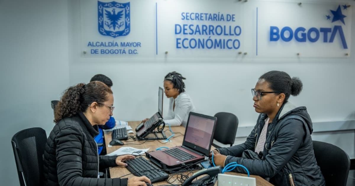 Persona mayor de 50 años acudiendo a los servicios de la Secretaría Distrital de Desarrollo Económico