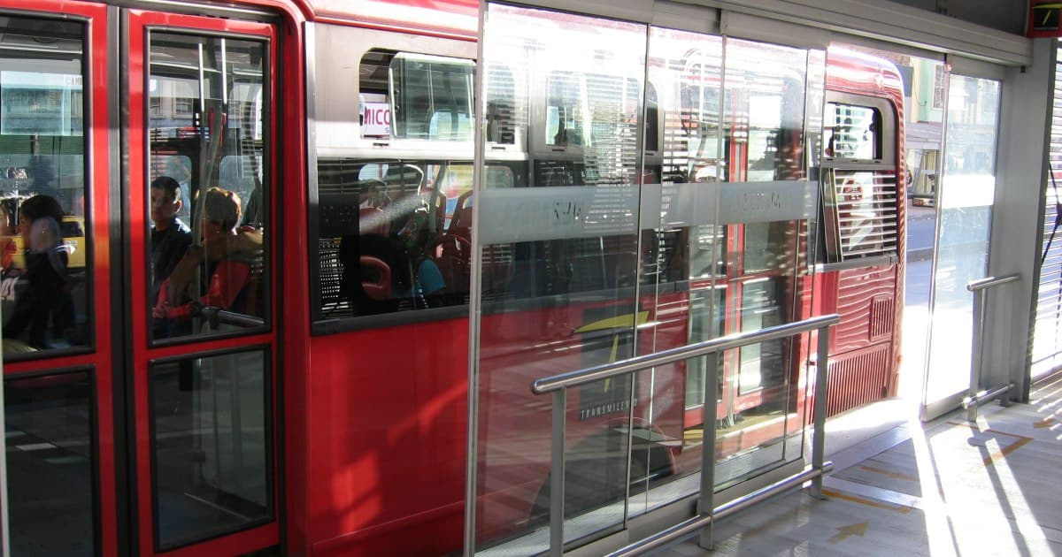Foto de un bus de TransMilenio estacionado