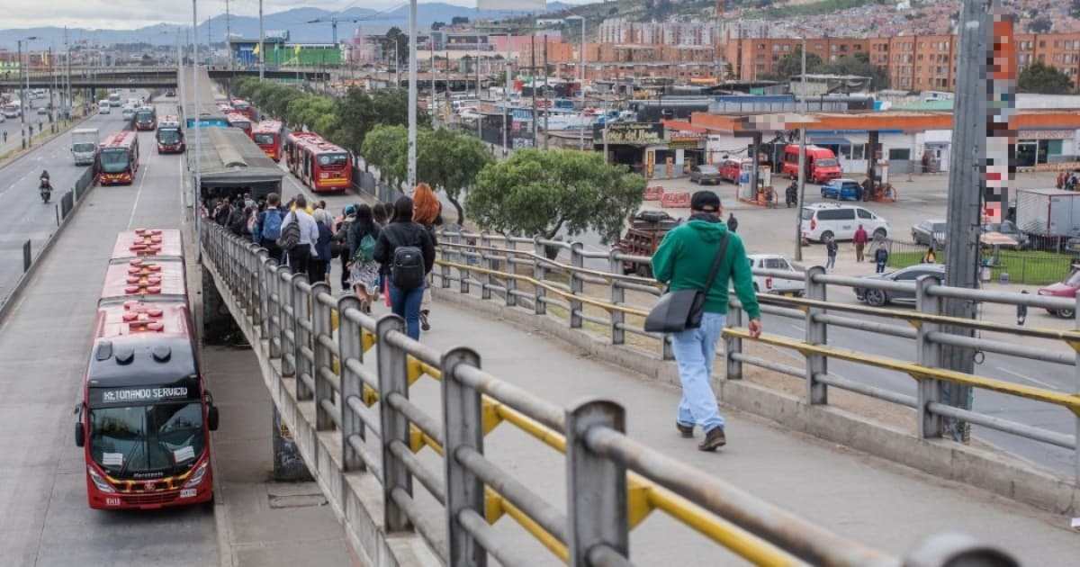 Foto de una calle de la ciudad de Bogotá donde se ven personas y buses