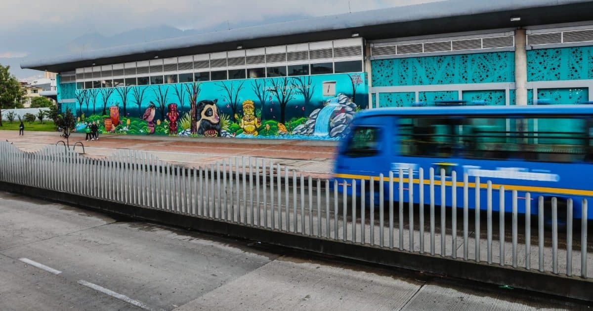 Foto de un bus en una vía de Bogotá 