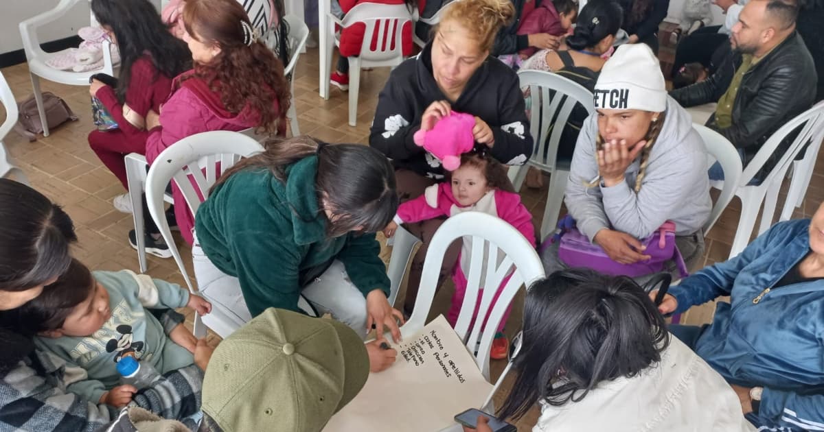 Mujeres y menores de edad participando de los programas de la Secretaría Distrital de Integración Social