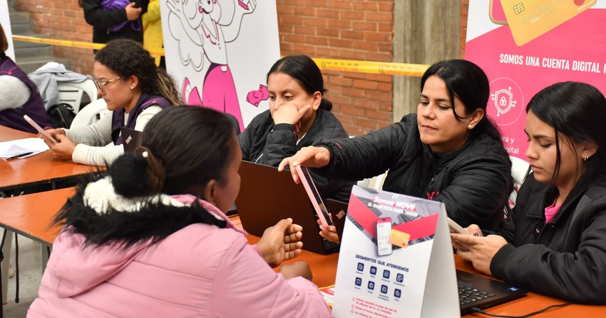 Funcionarias de la Secretaría Distrital de Integración Social el jornada de información sobre Ingreso Mónimo Garantizado
