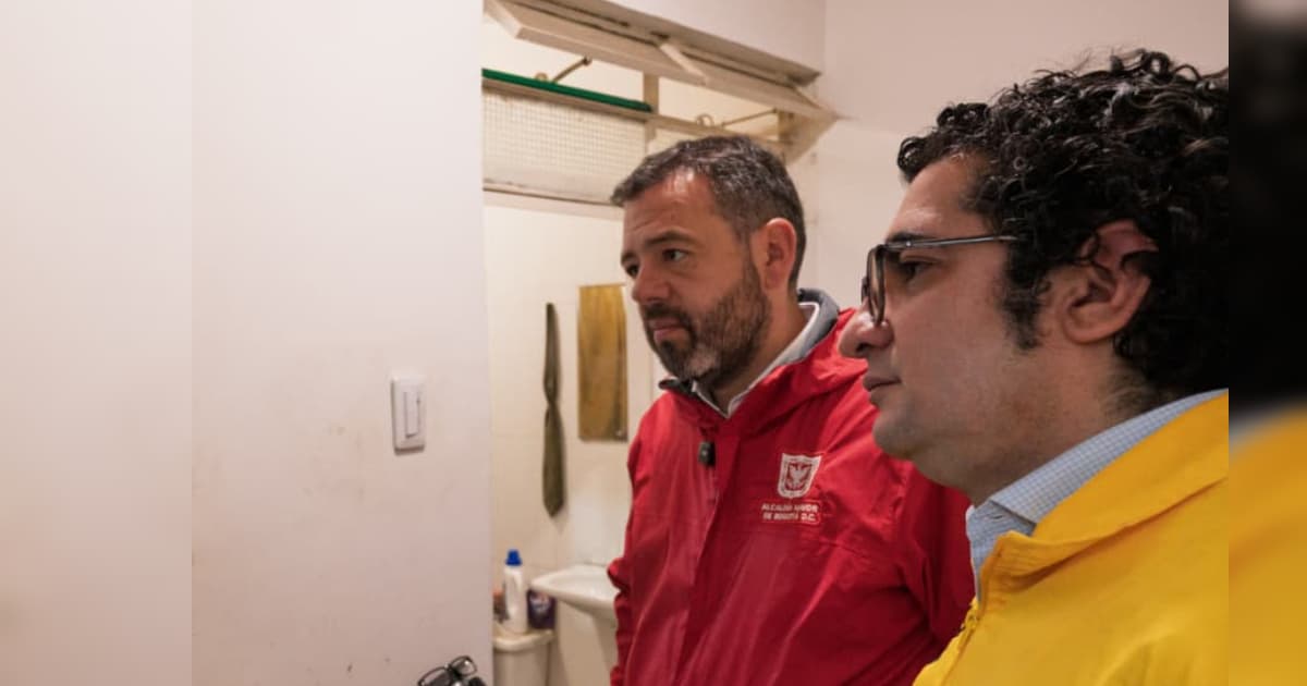 Foto del alcalde Carlos Fernando Galán junto al secretario de Integración Social saliente, Roberto Angulo.