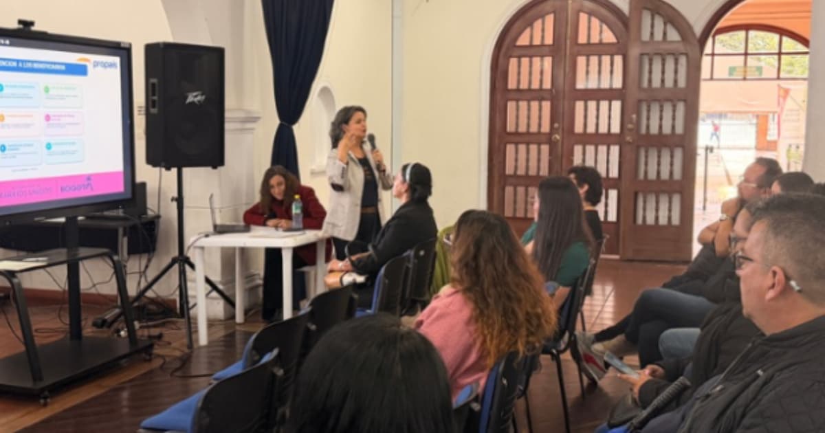 Foto de uno de los diálogos con emprendedores y comerciantes locales en Barrios Unidos.