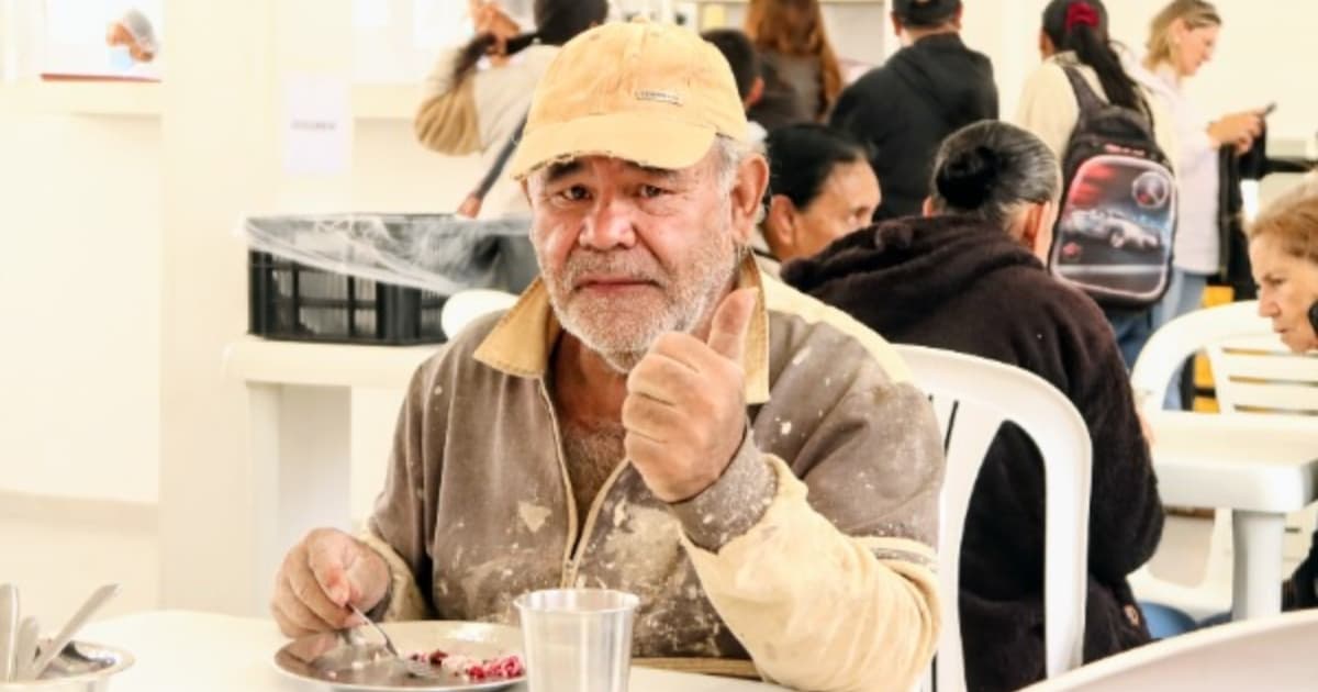 Hombre de la tercera edad en un comedor comunitario de la ciudad