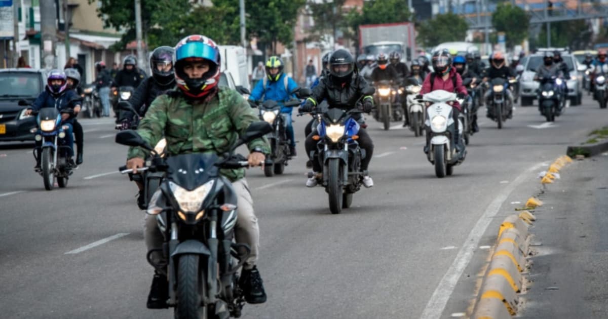 Foto de motociclistas circulando en vías de Bogotá.