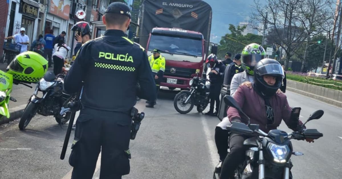 Foto de un puesto de control de tránsito y movilidad en Bogotá.
