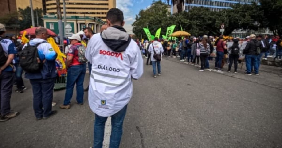 Foto de un Gestor de Diálogo durante acompañamiento a manifestaciones en Bogotá.