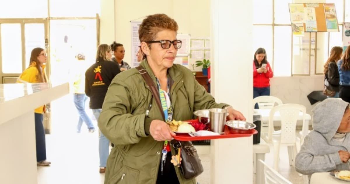 Foto de una mujer en un comedor comunitario en Bogotá.
