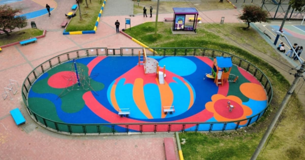 Foto de un parque local tras obras de renovación en Bogotá.