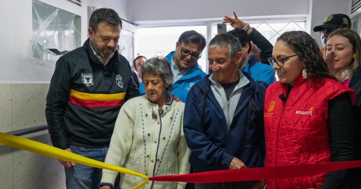 Foto del alcalde Carlos Fernando Galán y adultos mayores durante la apertura de 'Gran Refugio'. 