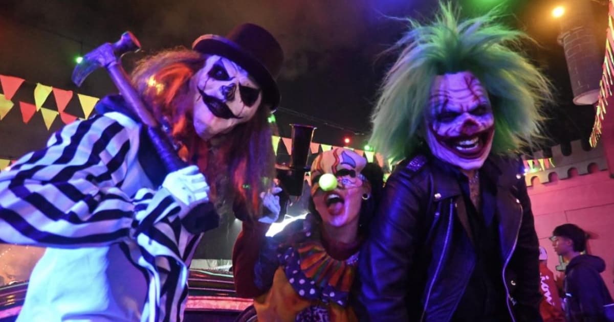 Personas en Bogotá disfrazadas disfrutando de los planes que ofrece la ciudad en Halloween. 