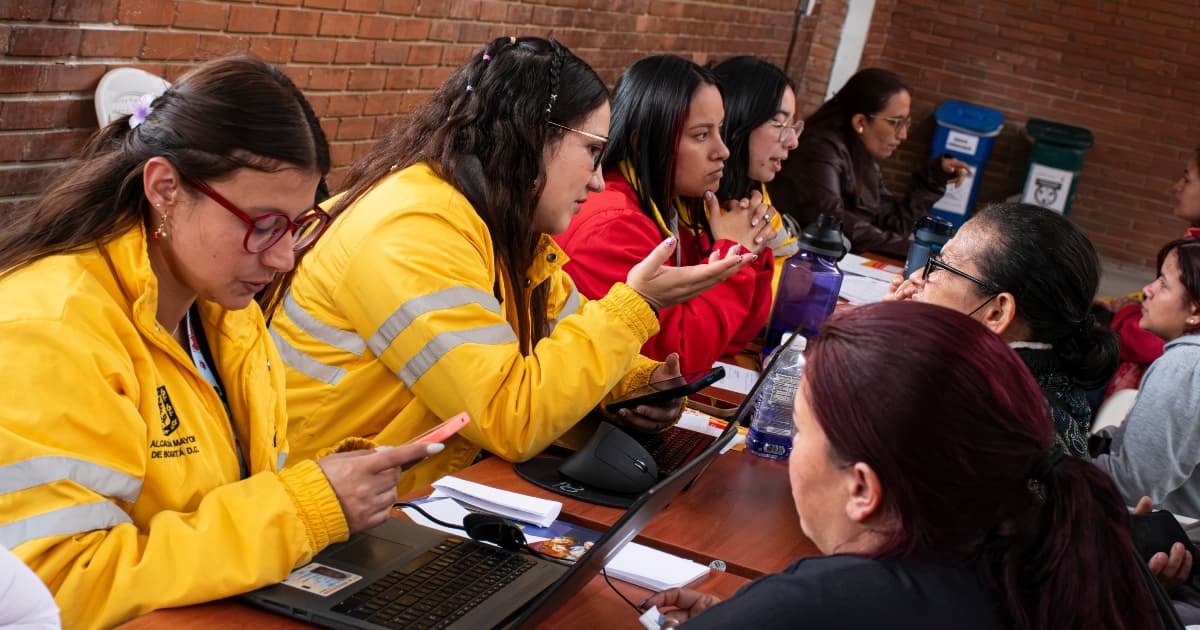 Foto que muestra personas hablando