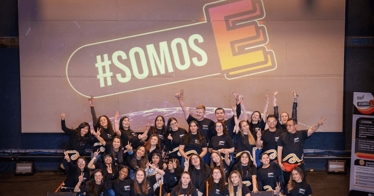 Foto que muestra personas sonriendo 