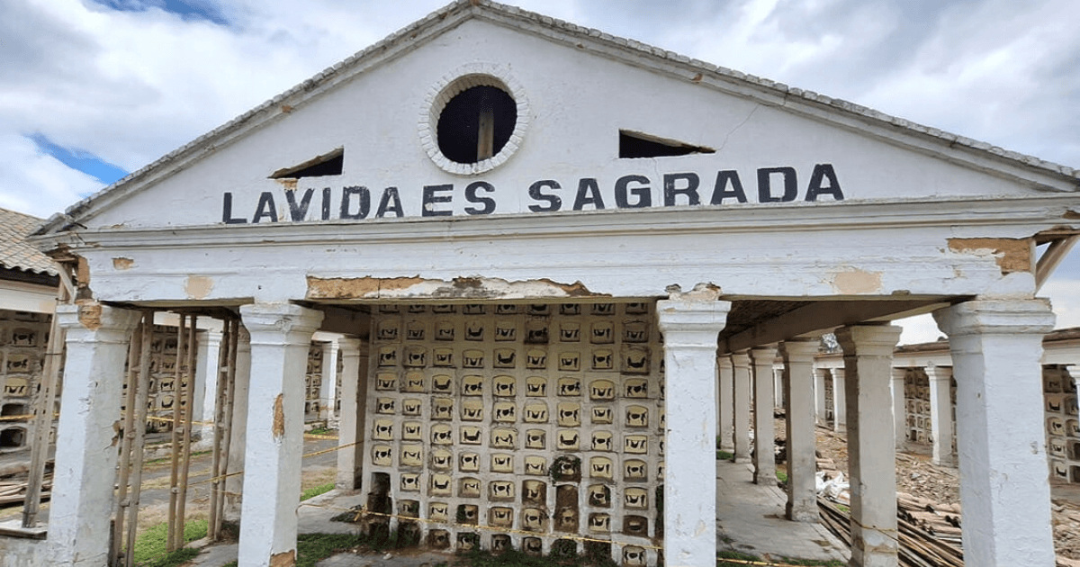 Imagen de los columbarios con la frase en letras 'la vida es sagrada'