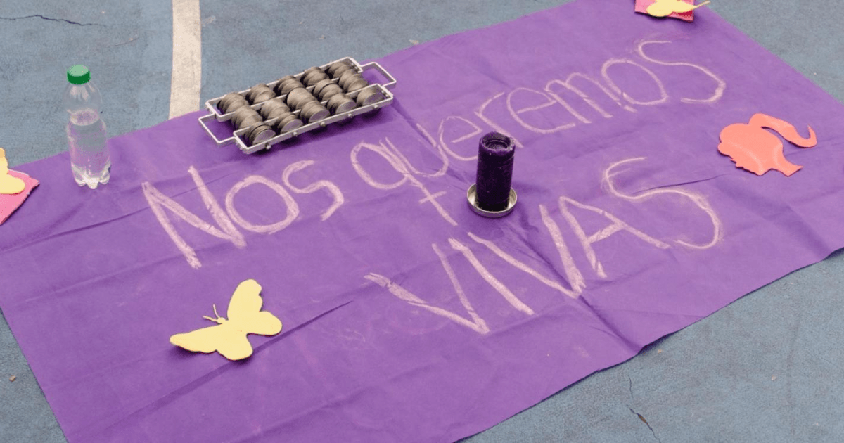 Pañuelo hecho por mujeres, que dice: "Nos queremos vivas".