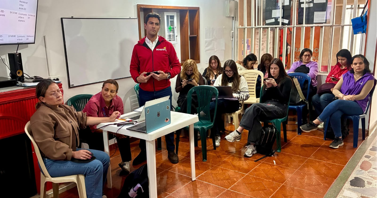 Foto de una charla en Los Mártires