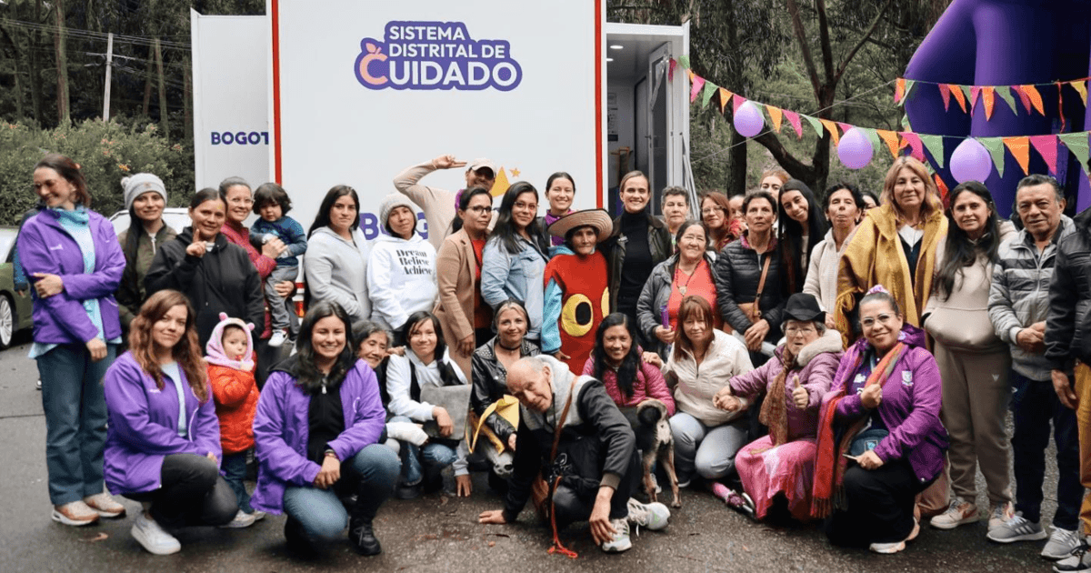 Mujeres y hombres junto a Bus del Cuidado.