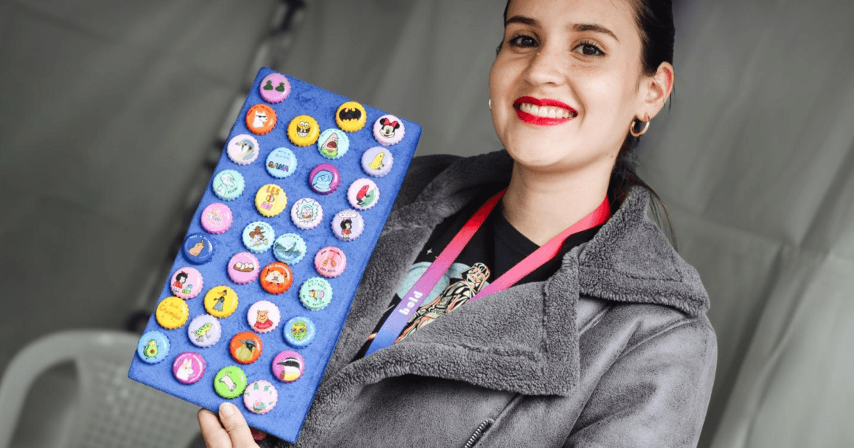 Mujer mostrando el producto de su emprendimiento.