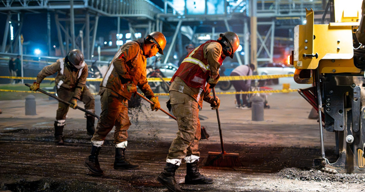 Foto de tres obreros trabajando en una obra 