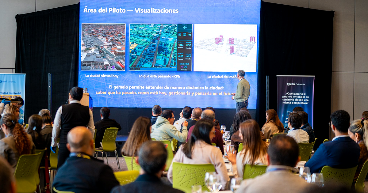 Foto de un foro académico donde los asistentes escuchan la presentación de un experto, quien proyecta una presentación.