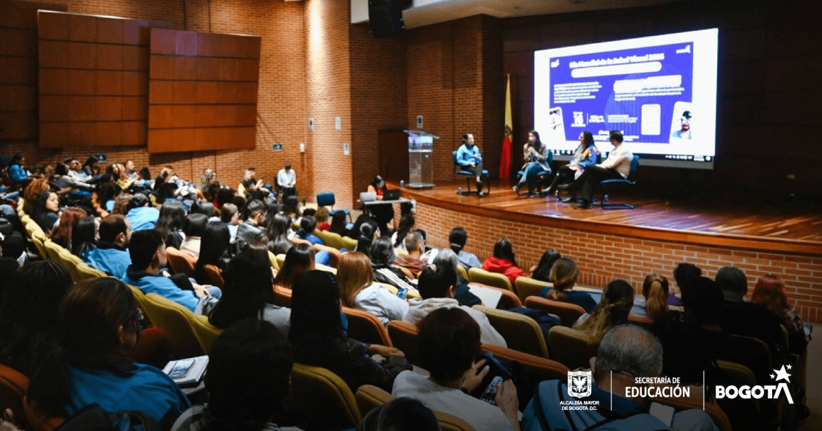 Foto que muestra personas sentadas en un auditorio 