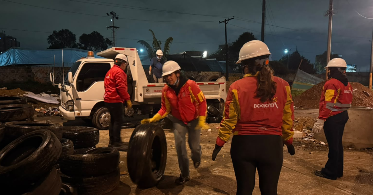 Foto de funcionarios del Distrito en un operativo de limpieza 