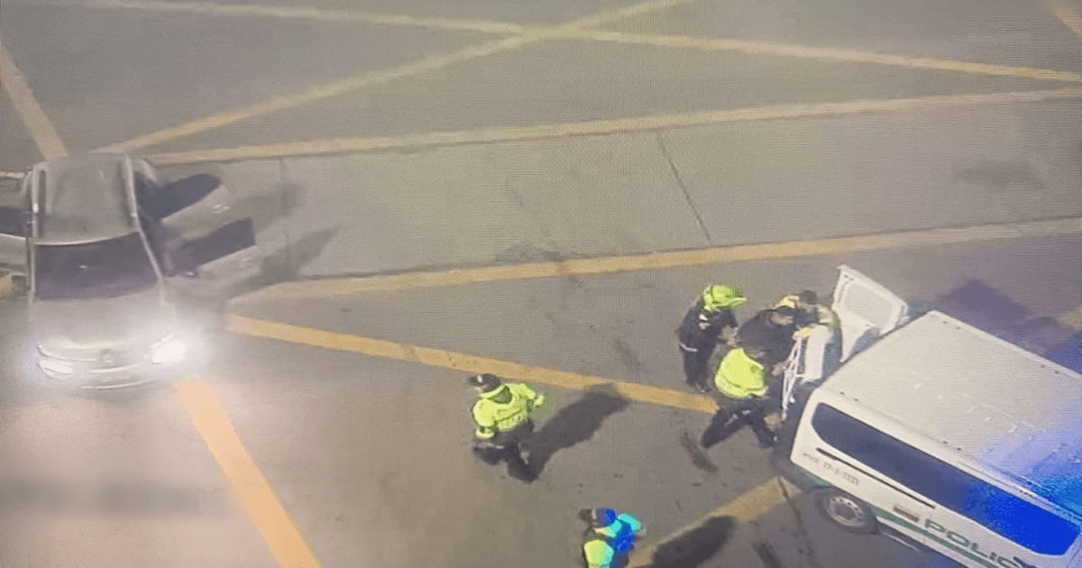 Imagen de cámara de videovigilancia que muestra a los presuntos ladrones siendo capturados por la Policía.