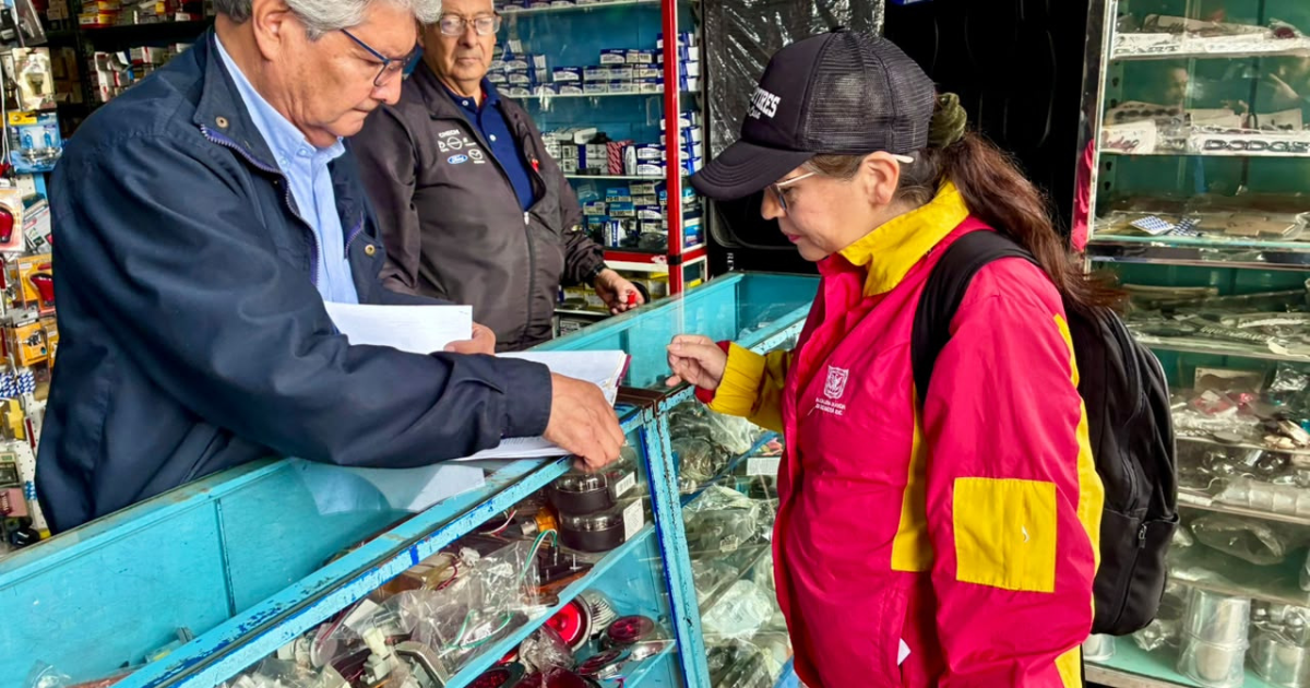 Foto de funcionarios del Distrito en un operativo de control