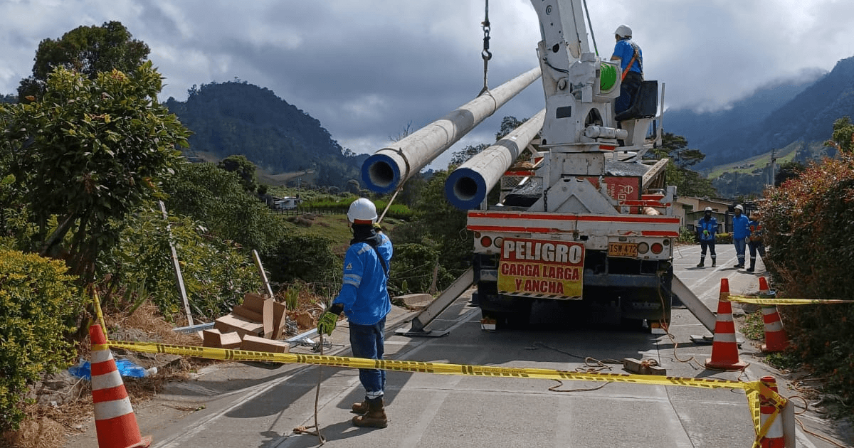 Foto que muestra personas con el uniforme de Enel Colombia