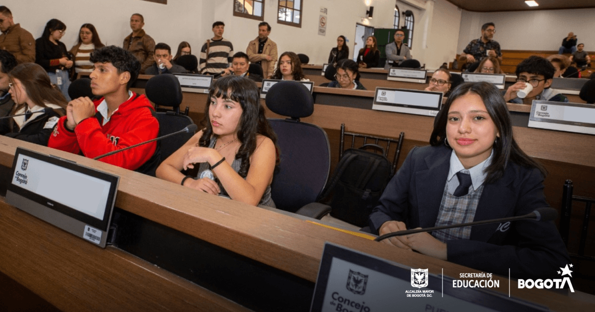 Foto que muestra estudiantes hablando 