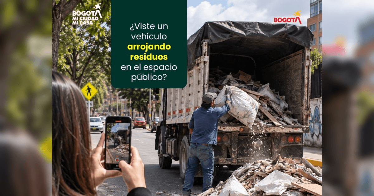 Foto que muestra un camión descargando residuos en el espacio público