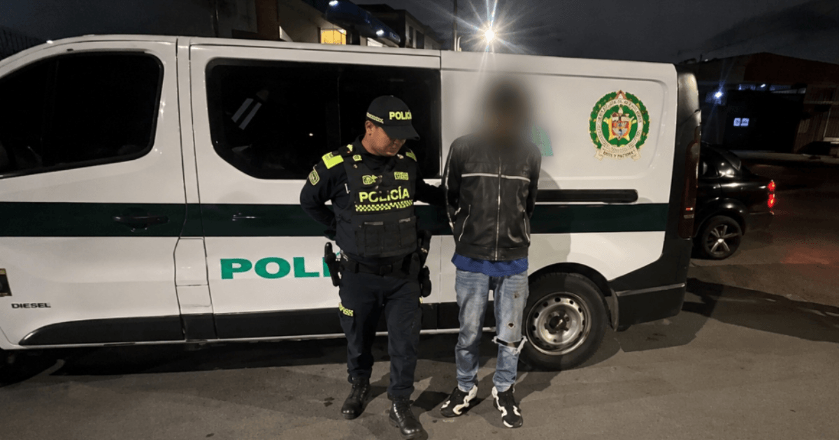 Foto que muestra un policía y un capturado 