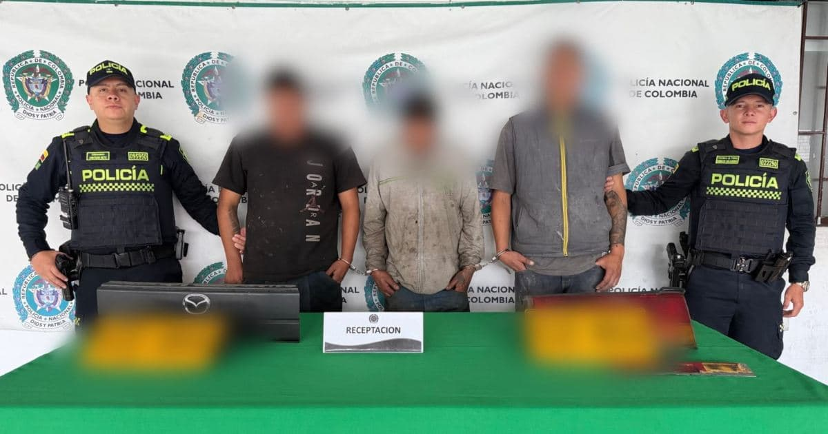 Foto de capturados en Bogotá junto a policías