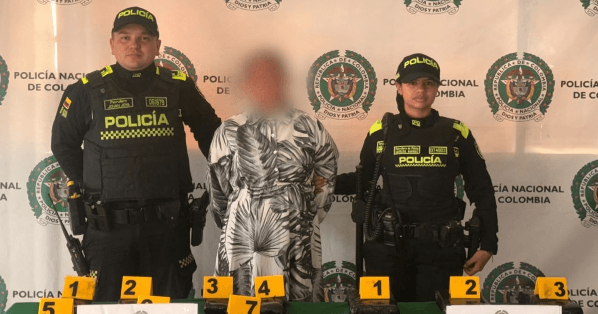 Dos policías y una mujer capturada