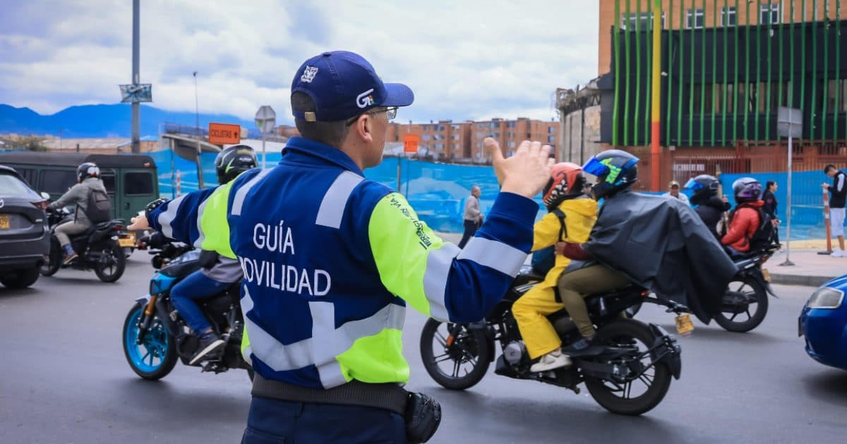 Foto de un guía de tránsito en una vía de Bogotá