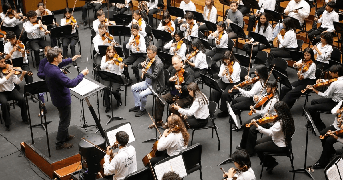 Imagen de Jóvenes de la Orquesta Filarmónica Prejuvenil de Bogotá con músicos de la Filarmónica de Berlín en concierto