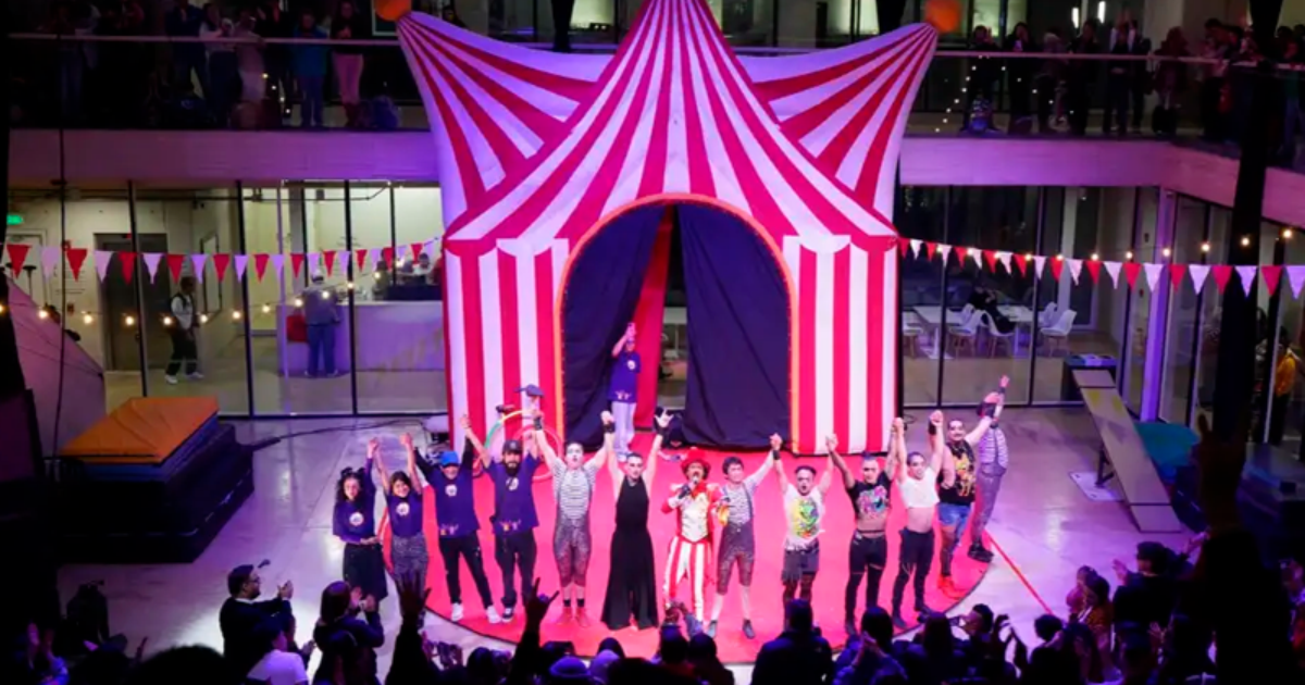 Imagen de un escenario del CEFE Chapinero en el que se presenta un espectáculo de circo.