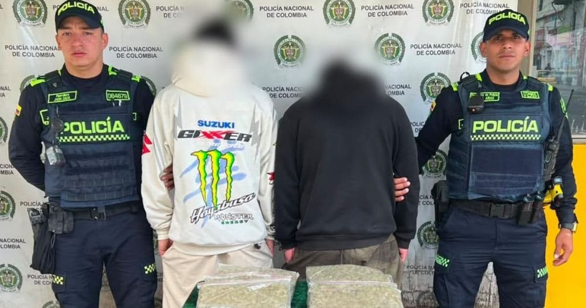 Foto de dos hombres capturados junto a policías