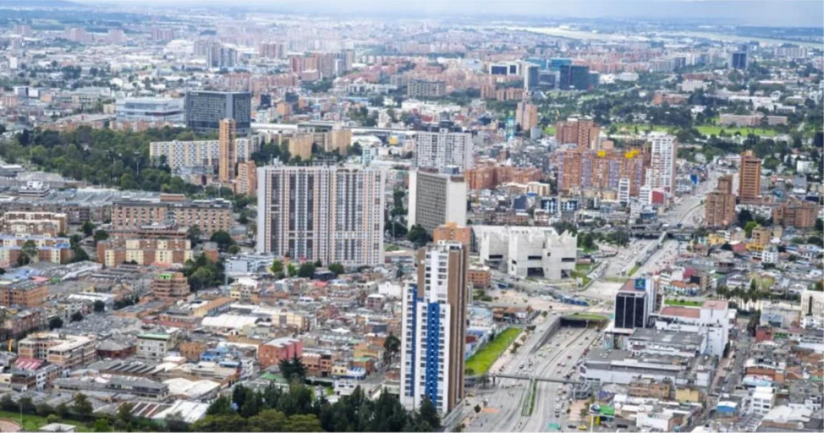 Imagen panorámica de Bogotá donde se evidencia un día soleado. De fondo se ven edificios altos.
