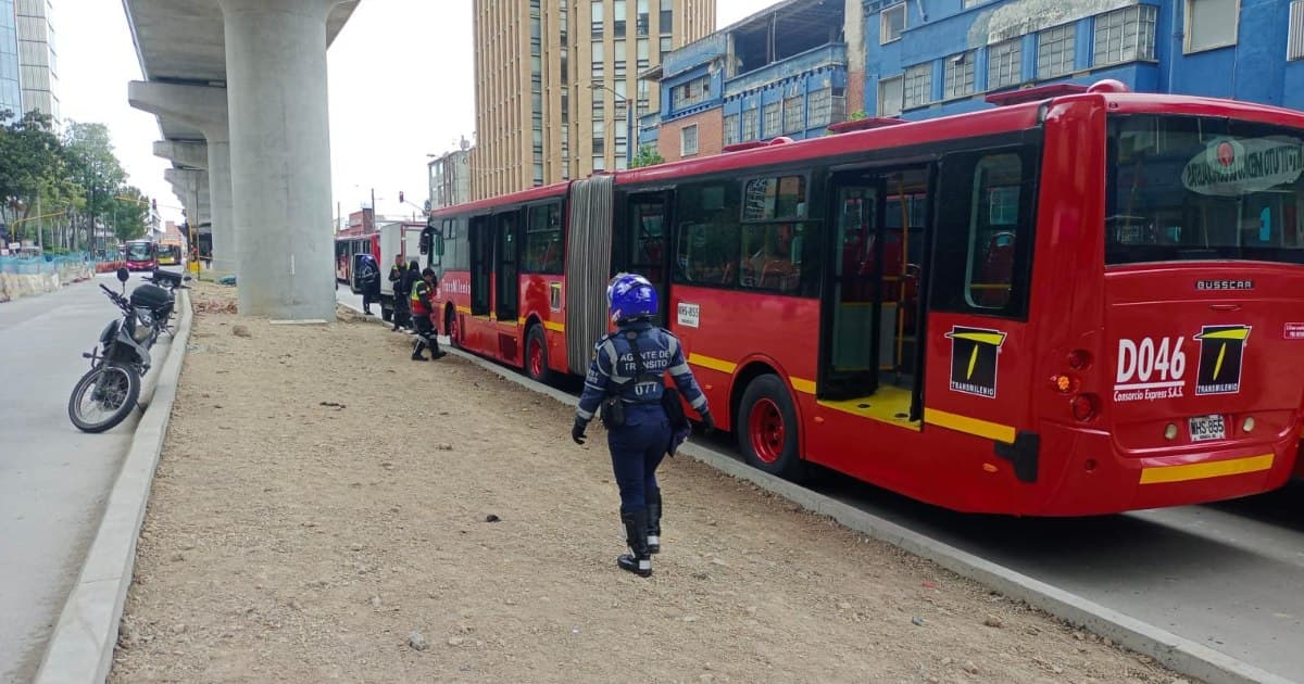 Foto de un bus de TransMilenio y un agente de tránsito en una vía de Bogotá 