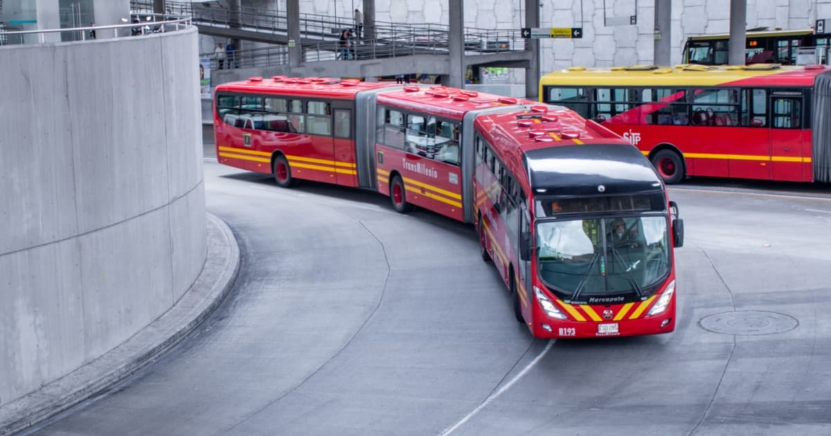 Foto de buses de TransMilenio en una vía. 