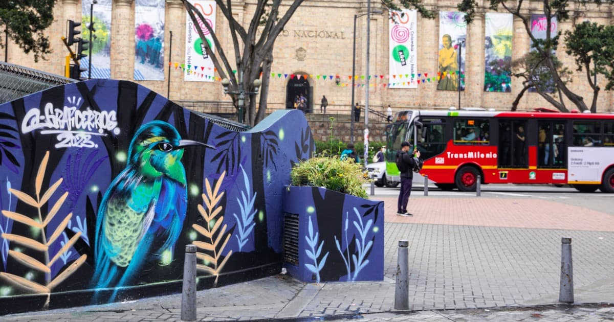 Foto de una vía de Bogotá donde se ven buses de TransMilenio
