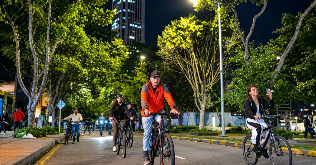 Imagen de varias personas transitando por una vía de Bogotá en su bicileta en la ciclovía nocturna.
