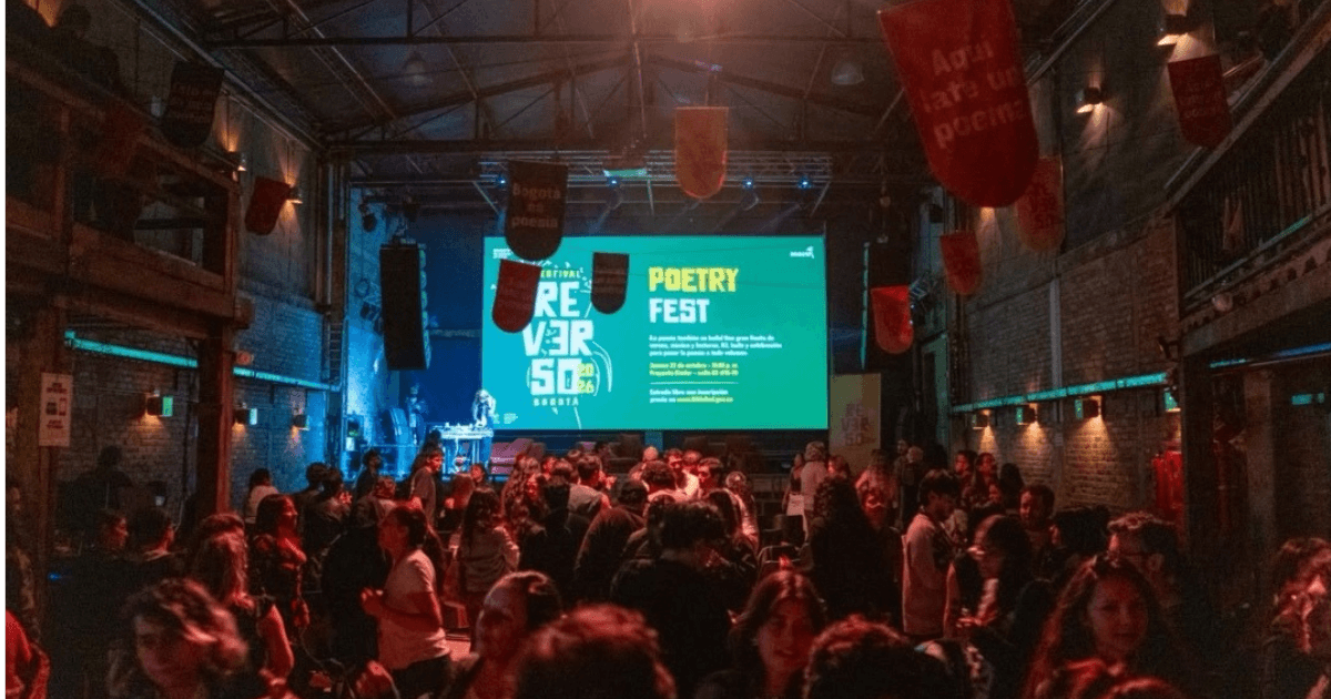 Imagen de pantalla con información de Reverso Bogotá con personas alrededor.