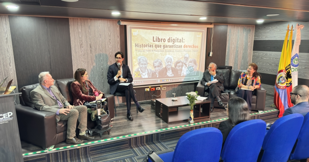 Foto de funcionarios del FONCEP en un lanzamiento del libro 