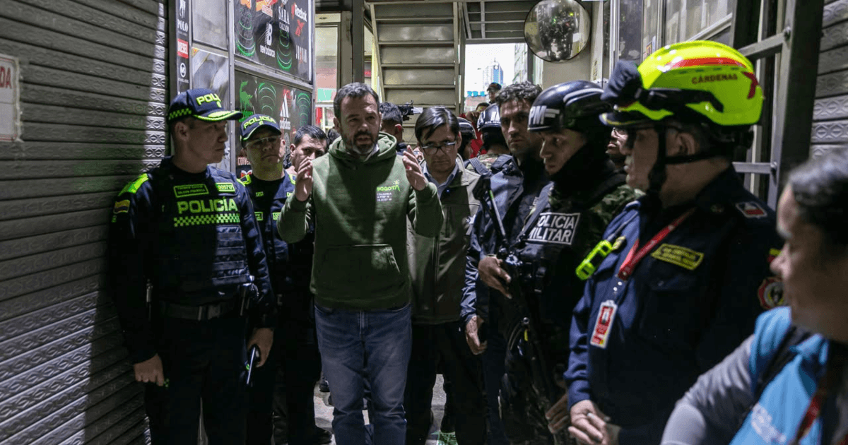 Alcalde Galán durante operativo en San Victorino.