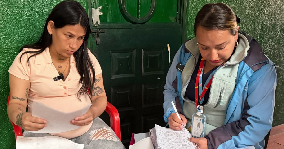 Foto de una funcionaria atendiendo a una ciudadana de Bogotá